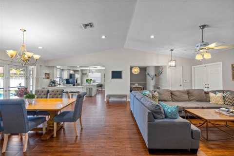 Купить виллу или дом в Корал-Спрингс, Флорида 10 комнат, 216.93м2, № 1896424 - фото 8