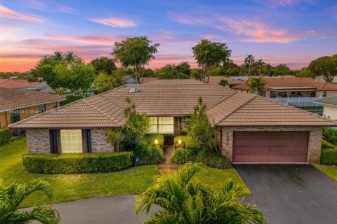 Купить виллу или дом в Корал-Спрингс, Флорида 10 комнат, 216.93м2, № 1896424 - фото 1