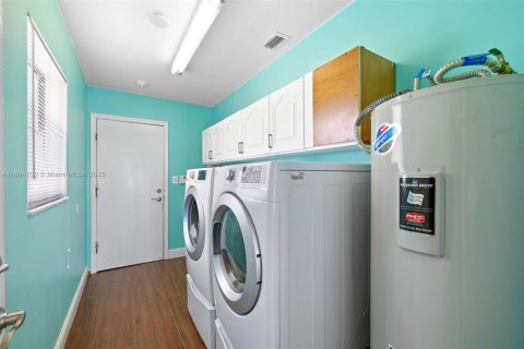 Купить виллу или дом в Корал-Спрингс, Флорида 10 комнат, 216.93м2, № 1896424 - фото 14