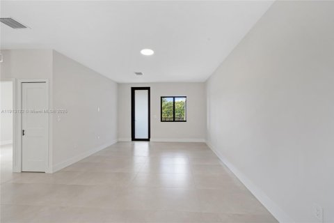 Villa ou maison à louer à Hialeah, Floride: 2 chambres, 102.94 m2 № 1972592 - photo 6