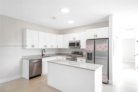 Villa ou maison à louer à Hialeah, Floride: 2 chambres, 102.94 m2 № 1972592 - photo 11