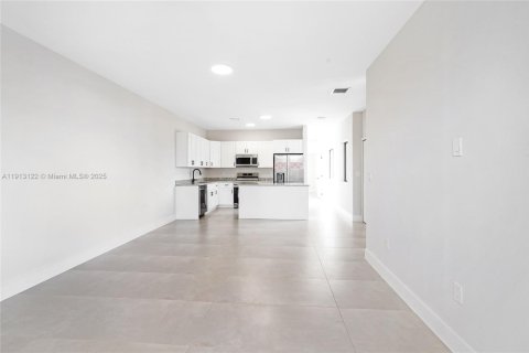 Villa ou maison à louer à Hialeah, Floride: 2 chambres, 102.94 m2 № 1972592 - photo 8