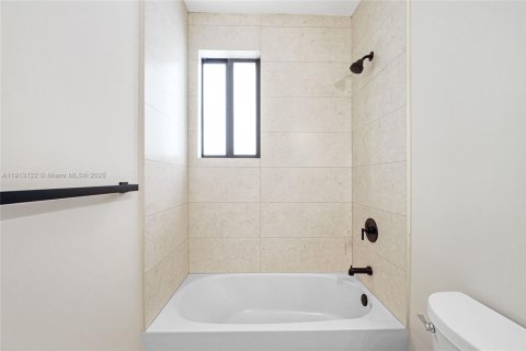 Villa ou maison à louer à Hialeah, Floride: 2 chambres, 102.94 m2 № 1972592 - photo 16