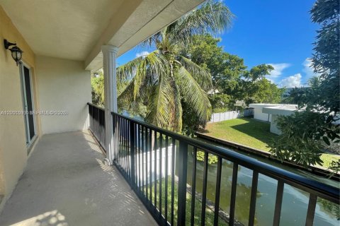 Propiedad comercial en venta en Oakland Park, Florida, 1082.5 m2 № 2090869 - foto 10