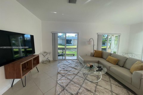 Propiedad comercial en venta en Oakland Park, Florida, 1082.5 m2 № 2090869 - foto 7