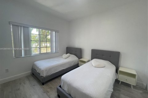 Propiedad comercial en venta en Oakland Park, Florida, 1082.5 m2 № 2090869 - foto 5