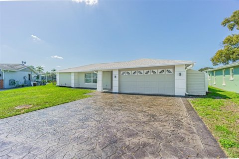 House in Holiday, Florida 3 bedrooms, 176.51 sq.m. № 2144585 - photo 2