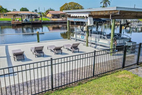 House in Holiday, Florida 3 bedrooms, 176.51 sq.m. № 2144585 - photo 3