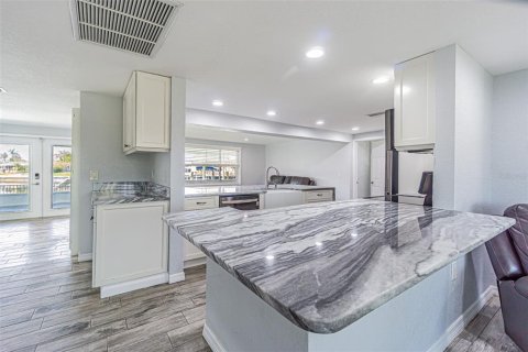 House in Holiday, Florida 3 bedrooms, 176.51 sq.m. № 2144585 - photo 8