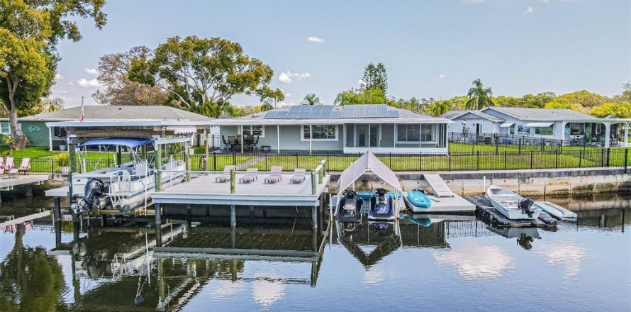 House in Holiday, Florida 3 bedrooms, 176.51 sq.m. № 2144585