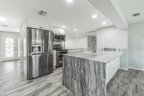 House in Holiday, Florida 3 bedrooms, 176.51 sq.m. № 2144585 - photo 7