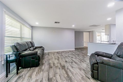 House in Holiday, Florida 3 bedrooms, 176.51 sq.m. № 2144585 - photo 9