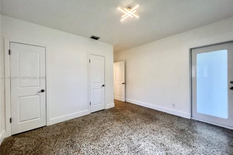 Commercial property in Biscayne Park, Florida 167.69 sq.m. № 2040337 - photo 17