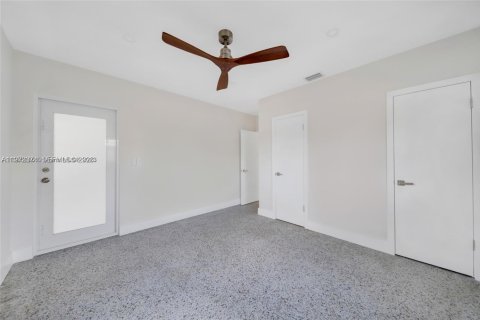 Commercial property in Biscayne Park, Florida 167.69 sq.m. № 2040337 - photo 11