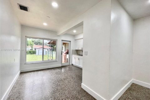 Commercial property in Biscayne Park, Florida 167.69 sq.m. № 2040337 - photo 15