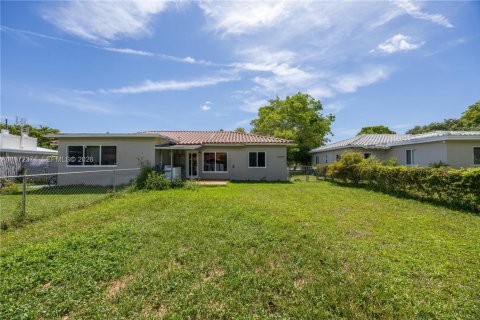 Commercial property in Biscayne Park, Florida 167.69 sq.m. № 2040337 - photo 29