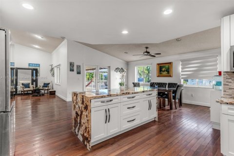 House in Miami, Florida 3 bedrooms, 240.9 sq.m. № 1730630 - photo 8