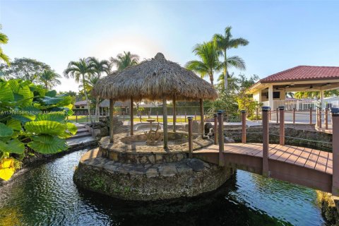 House in Miami, Florida 3 bedrooms, 240.9 sq.m. № 1730630 - photo 22