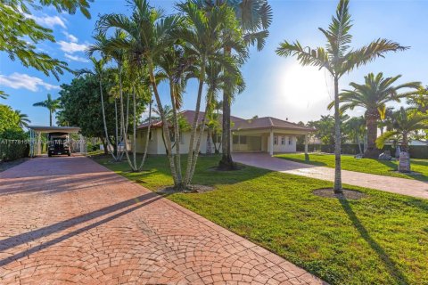 House in Miami, Florida 3 bedrooms, 240.9 sq.m. № 1730630 - photo 4