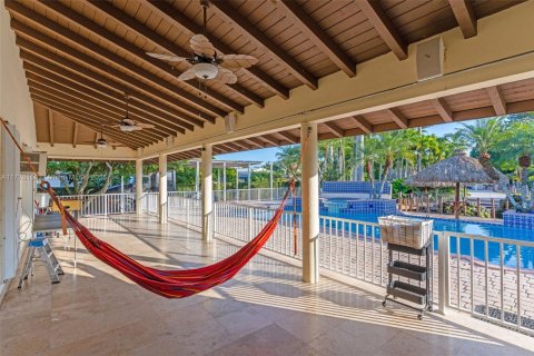 House in Miami, Florida 3 bedrooms, 240.9 sq.m. № 1730630 - photo 18