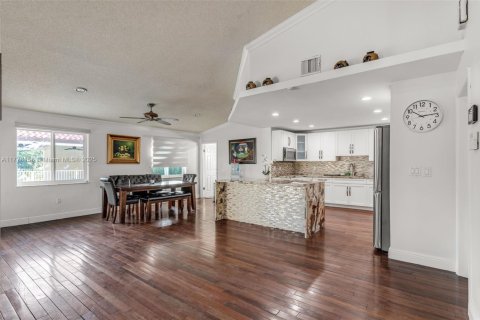House in Miami, Florida 3 bedrooms, 240.9 sq.m. № 1730630 - photo 7
