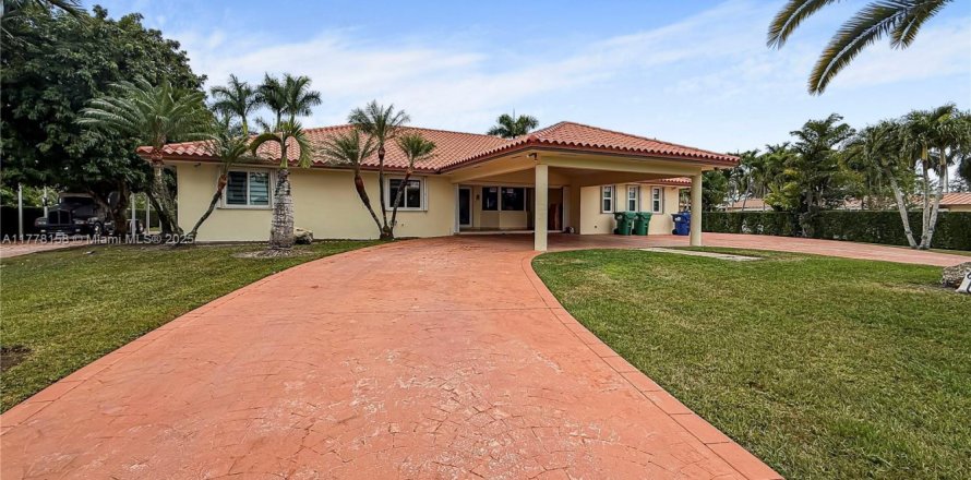 House in Miami, Florida 3 bedrooms, 240.9 sq.m. № 1730630