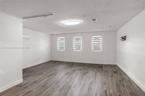 House in Miami, Florida 3 bedrooms, 240.9 sq.m. № 1730630 - photo 15