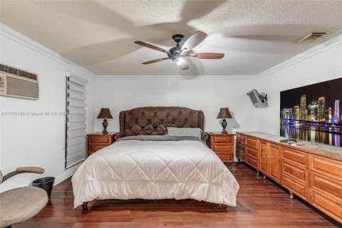 House in Miami, Florida 3 bedrooms, 240.9 sq.m. № 1730630 - photo 11