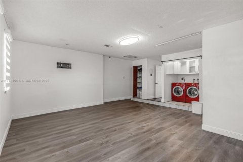 House in Miami, Florida 3 bedrooms, 240.9 sq.m. № 1730630 - photo 16