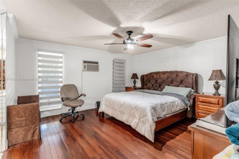 House in Miami, Florida 3 bedrooms, 240.9 sq.m. № 1730630 - photo 10
