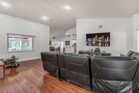 House in Miami, Florida 3 bedrooms, 240.9 sq.m. № 1730630 - photo 6