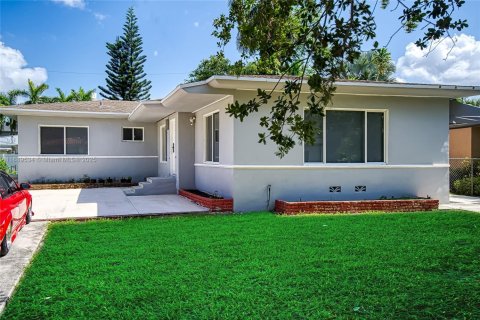 House in Miami, Florida 2 bedrooms, 150.13 sq.m. № 1944721 - photo 1