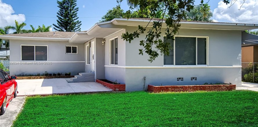 House in Miami, Florida 2 bedrooms, 150.13 sq.m. № 1944721