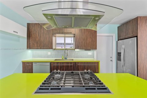 House in Miami, Florida 2 bedrooms, 150.13 sq.m. № 1944721 - photo 25