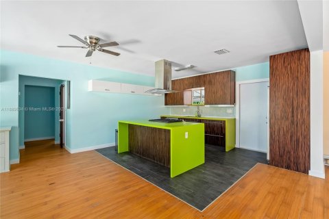 House in Miami, Florida 2 bedrooms, 150.13 sq.m. № 1944721 - photo 13