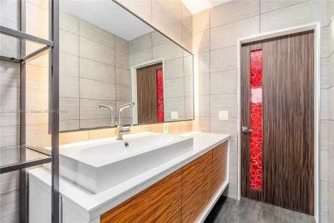 House in Miami, Florida 2 bedrooms, 150.13 sq.m. № 1944721 - photo 17