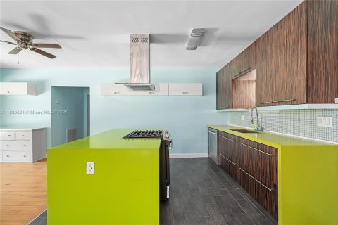 House in Miami, Florida 2 bedrooms, 150.13 sq.m. № 1944721 - photo 4