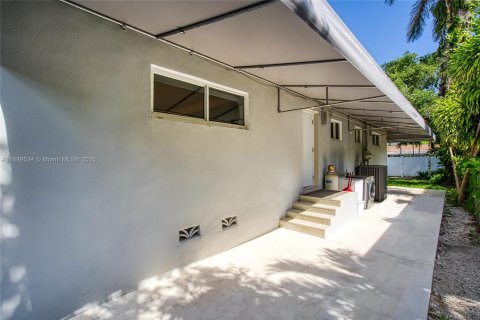 House in Miami, Florida 2 bedrooms, 150.13 sq.m. № 1944721 - photo 26