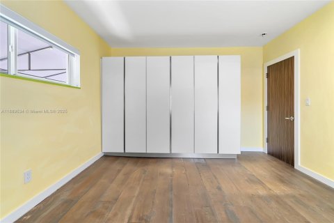 House in Miami, Florida 2 bedrooms, 150.13 sq.m. № 1944721 - photo 20