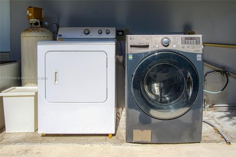 House in Miami, Florida 2 bedrooms, 150.13 sq.m. № 1944721 - photo 29