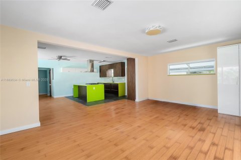 House in Miami, Florida 2 bedrooms, 150.13 sq.m. № 1944721 - photo 12