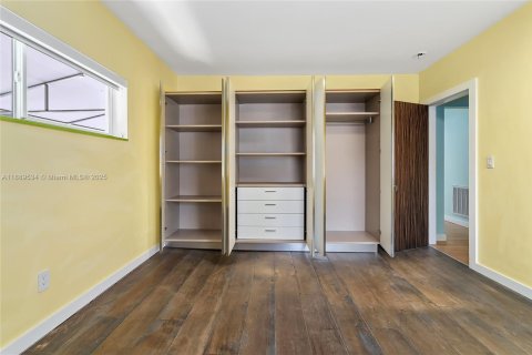 House in Miami, Florida 2 bedrooms, 150.13 sq.m. № 1944721 - photo 19