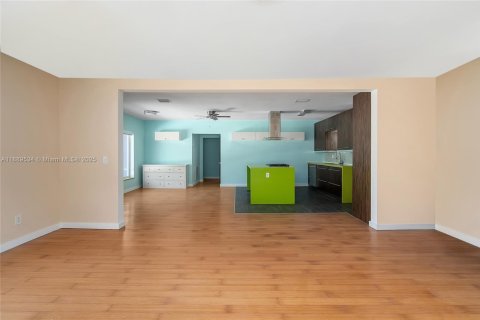 House in Miami, Florida 2 bedrooms, 150.13 sq.m. № 1944721 - photo 11