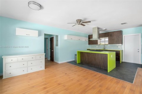 House in Miami, Florida 2 bedrooms, 150.13 sq.m. № 1944721 - photo 6