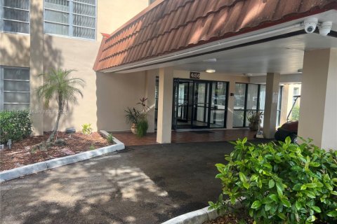 Купить кондоминиум в Лодерхилл, Флорида 2 спальни, 90.3м2, № 1957963 - фото 3