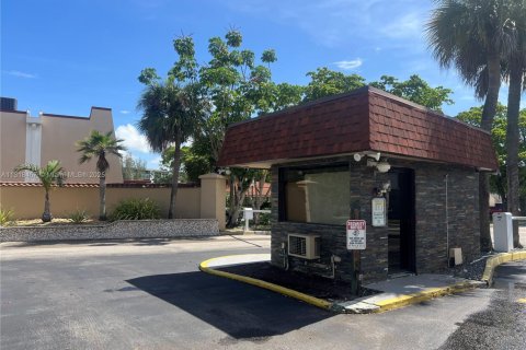 Купить кондоминиум в Лодерхилл, Флорида 2 спальни, 90.3м2, № 1957963 - фото 1