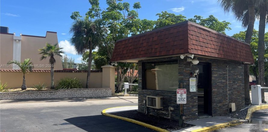 Кондоминиум с 2 спальнями в Лодерхилл, Флорида № 1957963