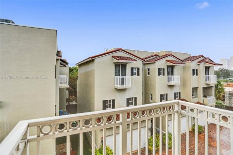 Adosado en alquiler en Fort Lauderdale, Florida, 3 dormitorios, 186.55 m2 № 1928015 - foto 3