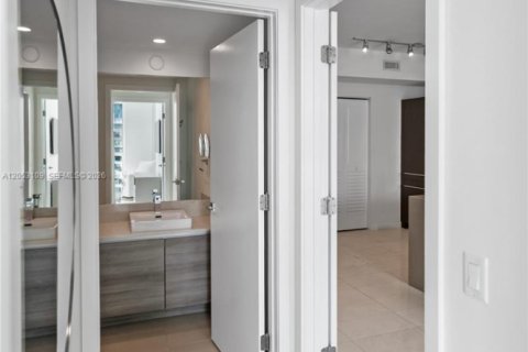 Condo in Miami, Florida, 1 bedroom  № 2192208 - photo 29
