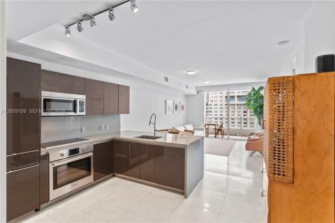 Condo in Miami, Florida, 1 bedroom  № 2192208 - photo 2